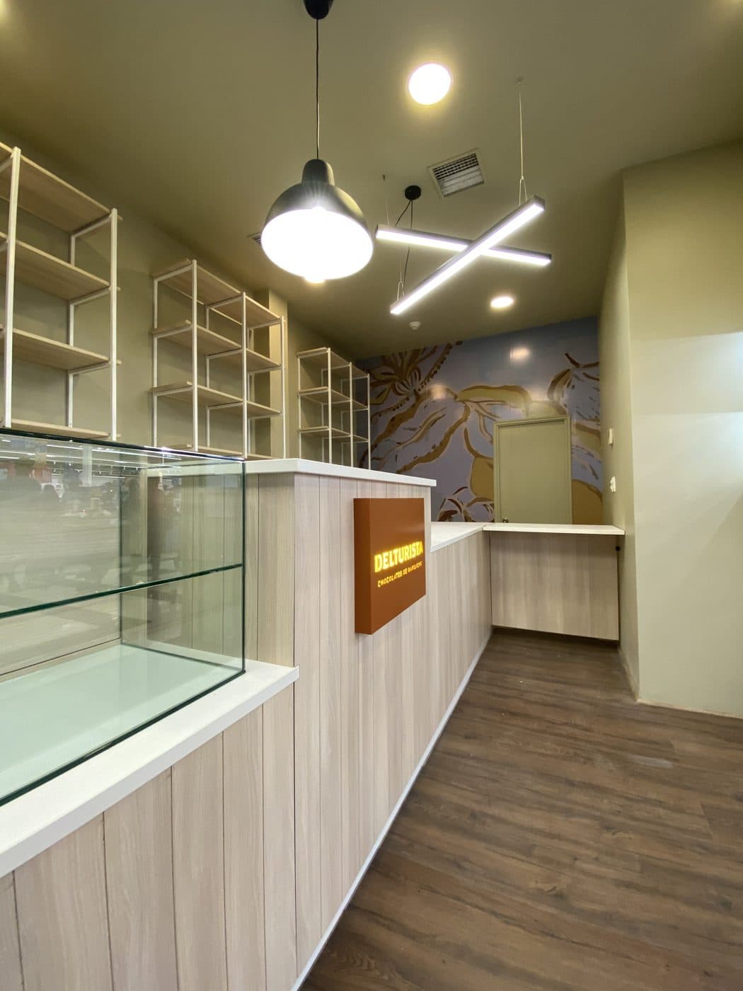 Proyecto de interiorismo y mobiliario build.it — local comercial