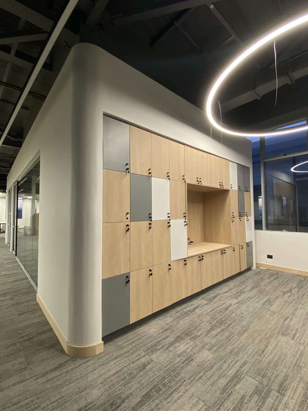 Proyecto build.it — habilitación de oficina con lockers a medida