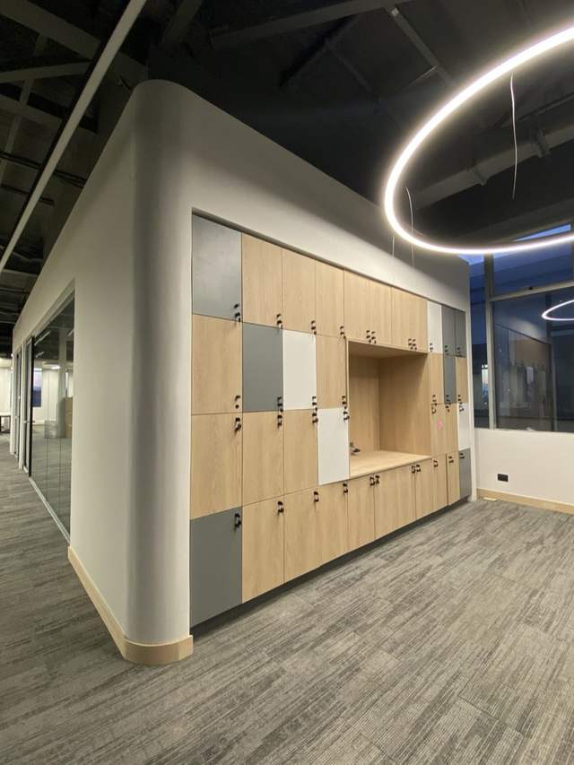 Muro de lockers en una oficina corporativa