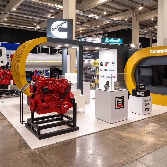 Stand de feria con motor en exhibición