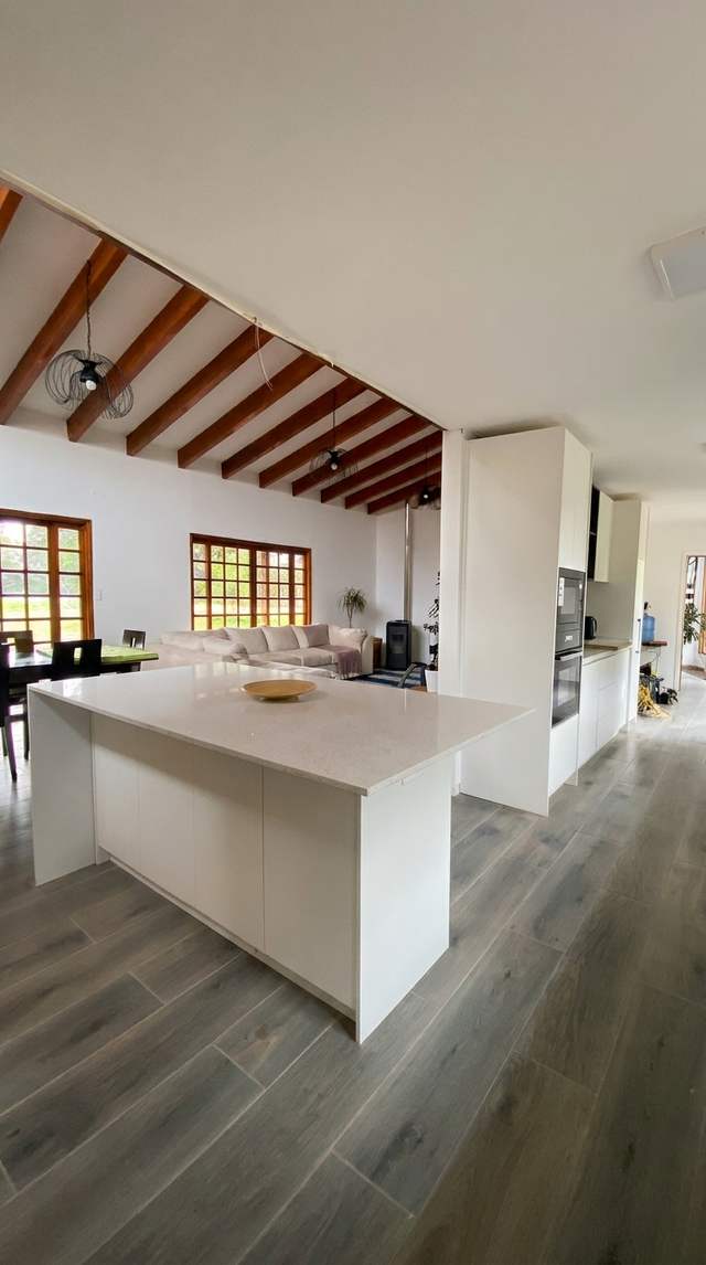 Cocina con isla en una casa