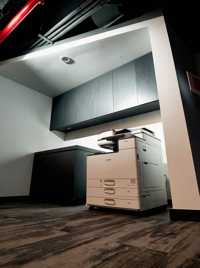 Zona de impresión con muebles altos oscuros
