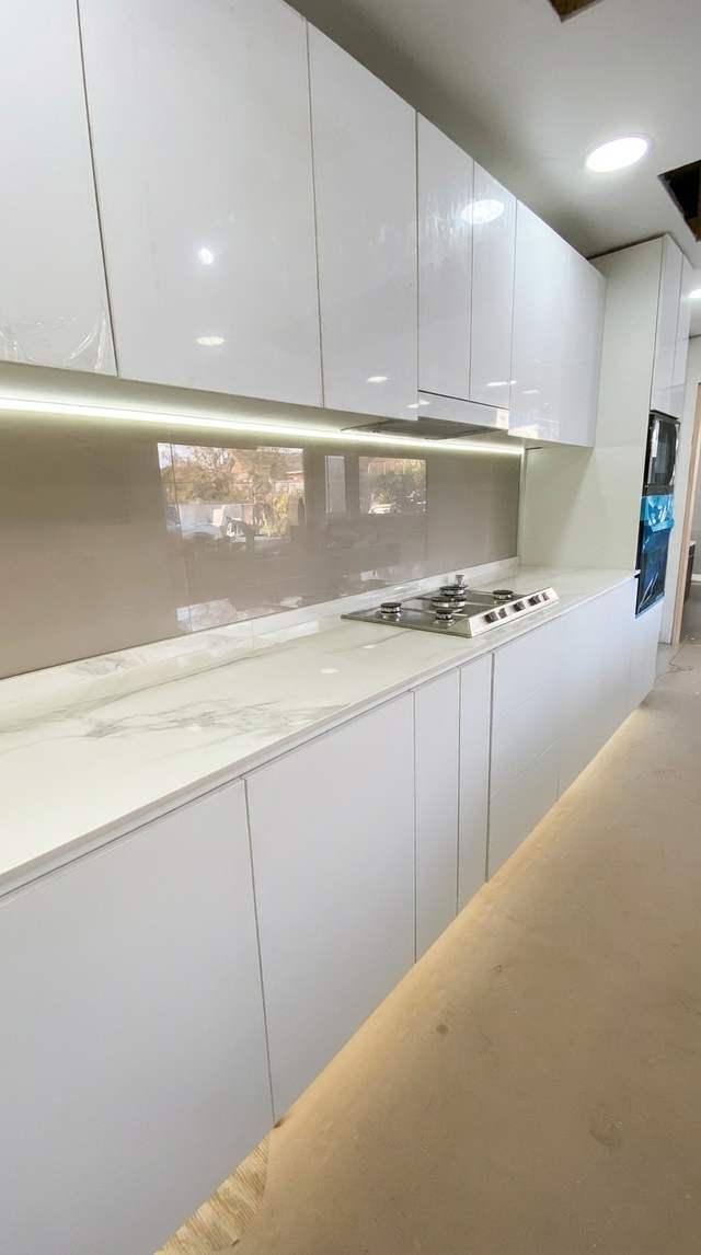 Cocina blanca con iluminación bajo mueble