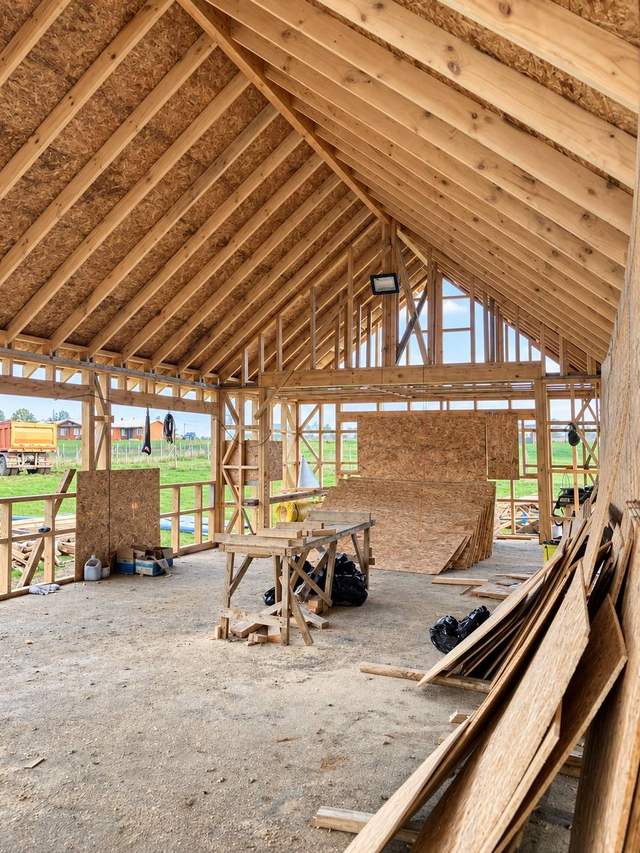 Interior con estructura de madera
