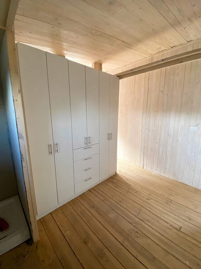 Closet blanco en un recinto de madera
