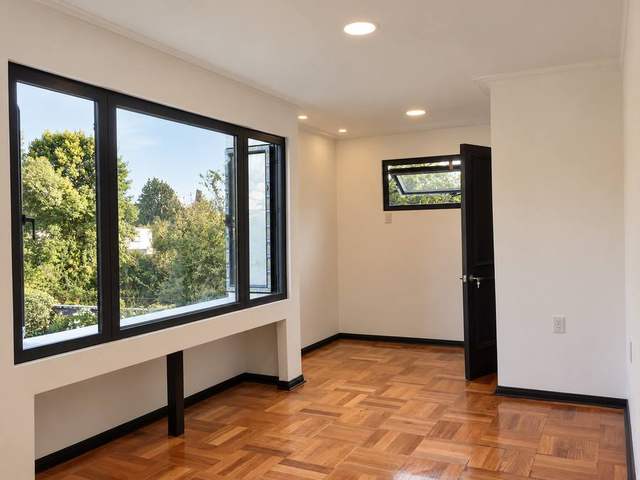 Interior terminado con ventanales y parquet