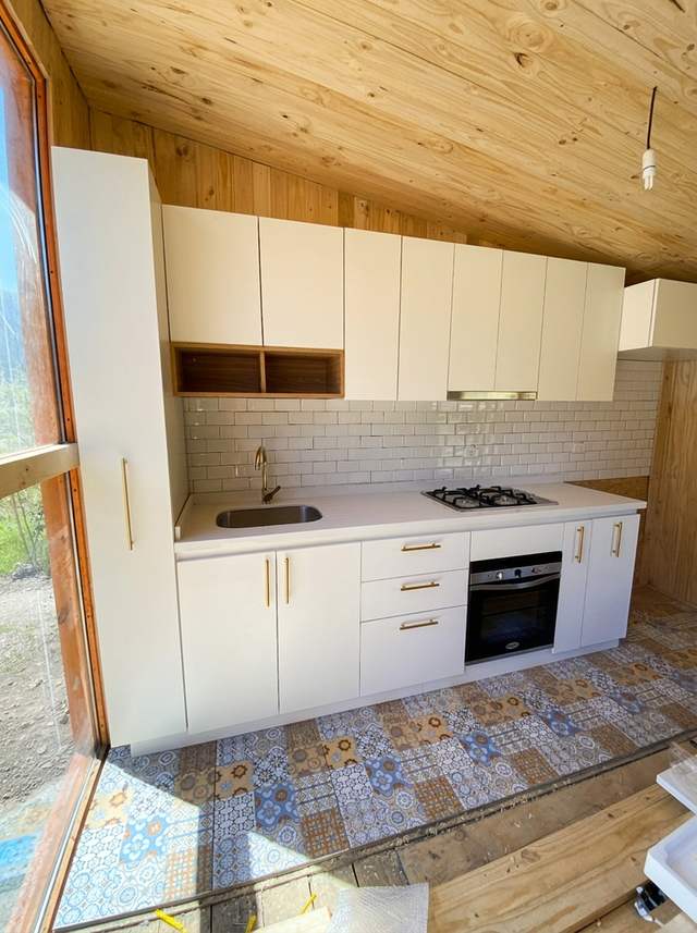 Cocina en una cabaña de madera